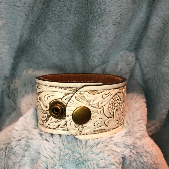 Bracelet - Handmade from Vintage leather belt - Picture 2 of 3
